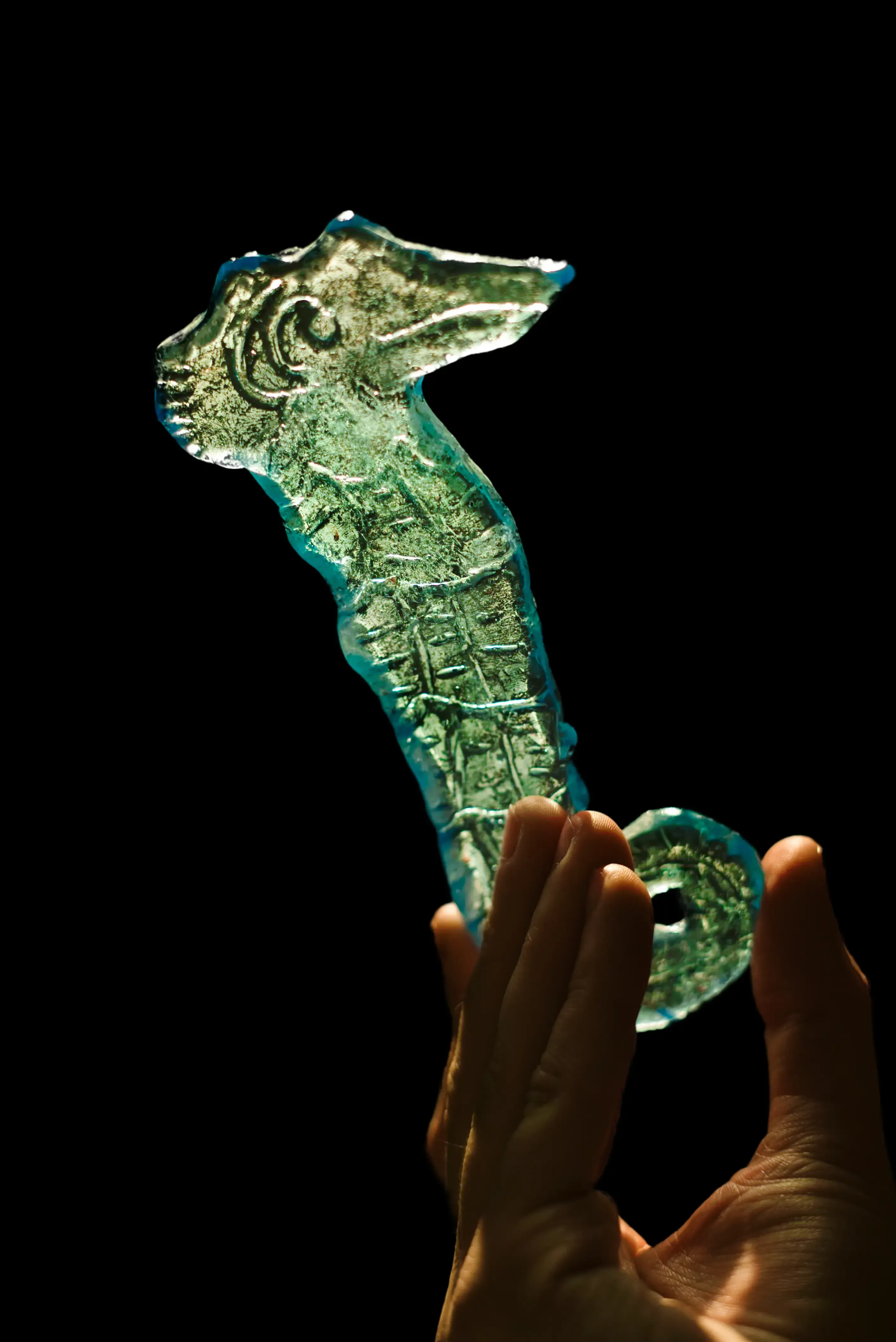 A space with sculptures, radio and warm sunlight on a wooden wall.